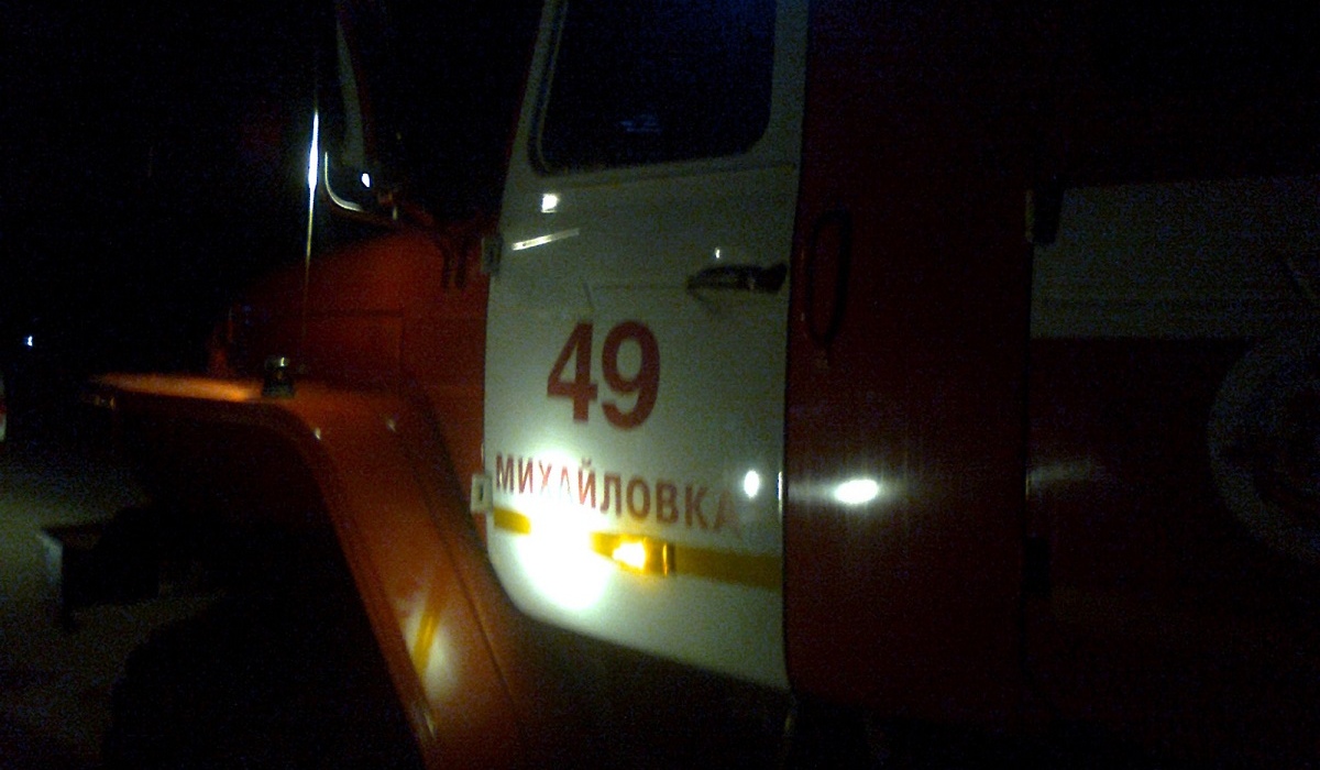 Курские пожарные потушили горящий дом в Железногорском районе