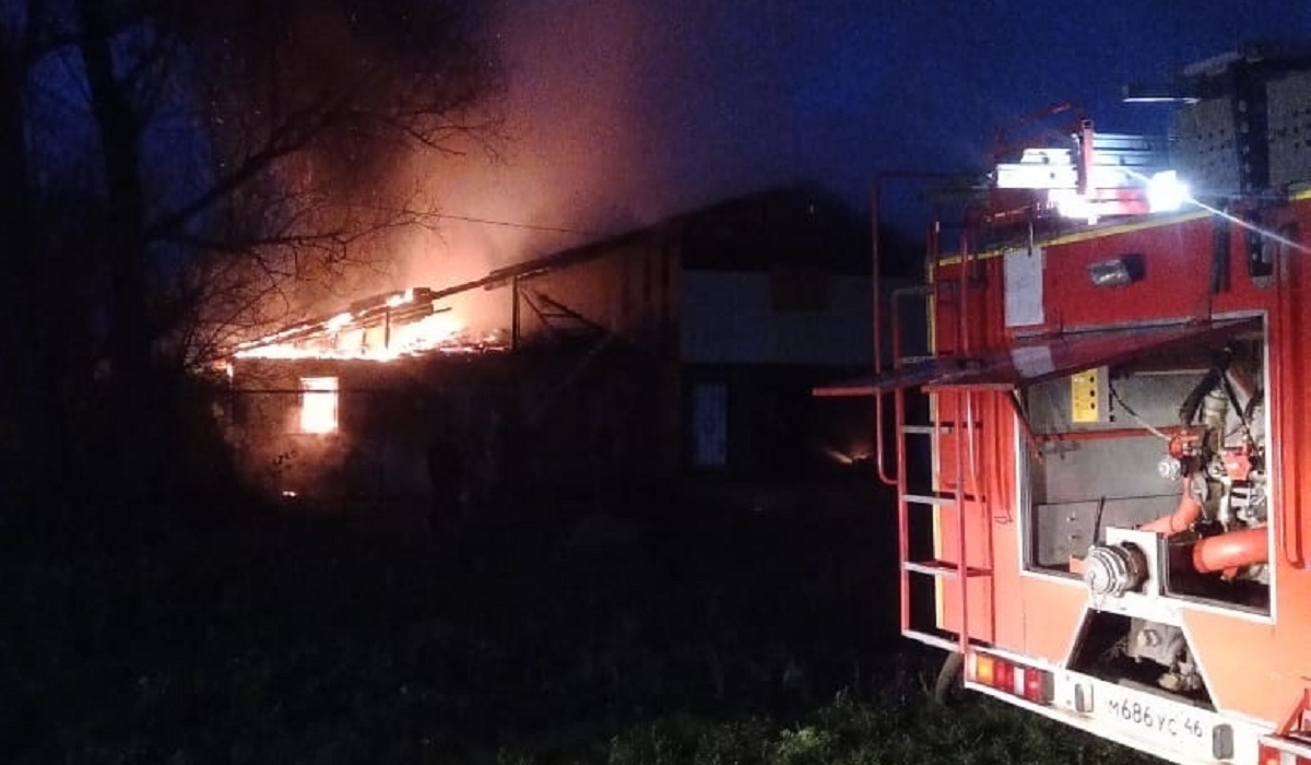 Огонь уничтожил кровлю жилого дома в Обоянском районе Курской области