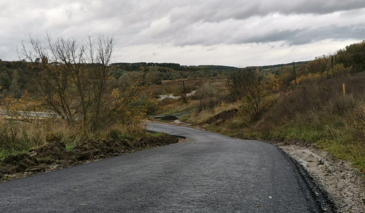 В Курской области завершают ремонт 1,5 километров дороги через село Дроняево