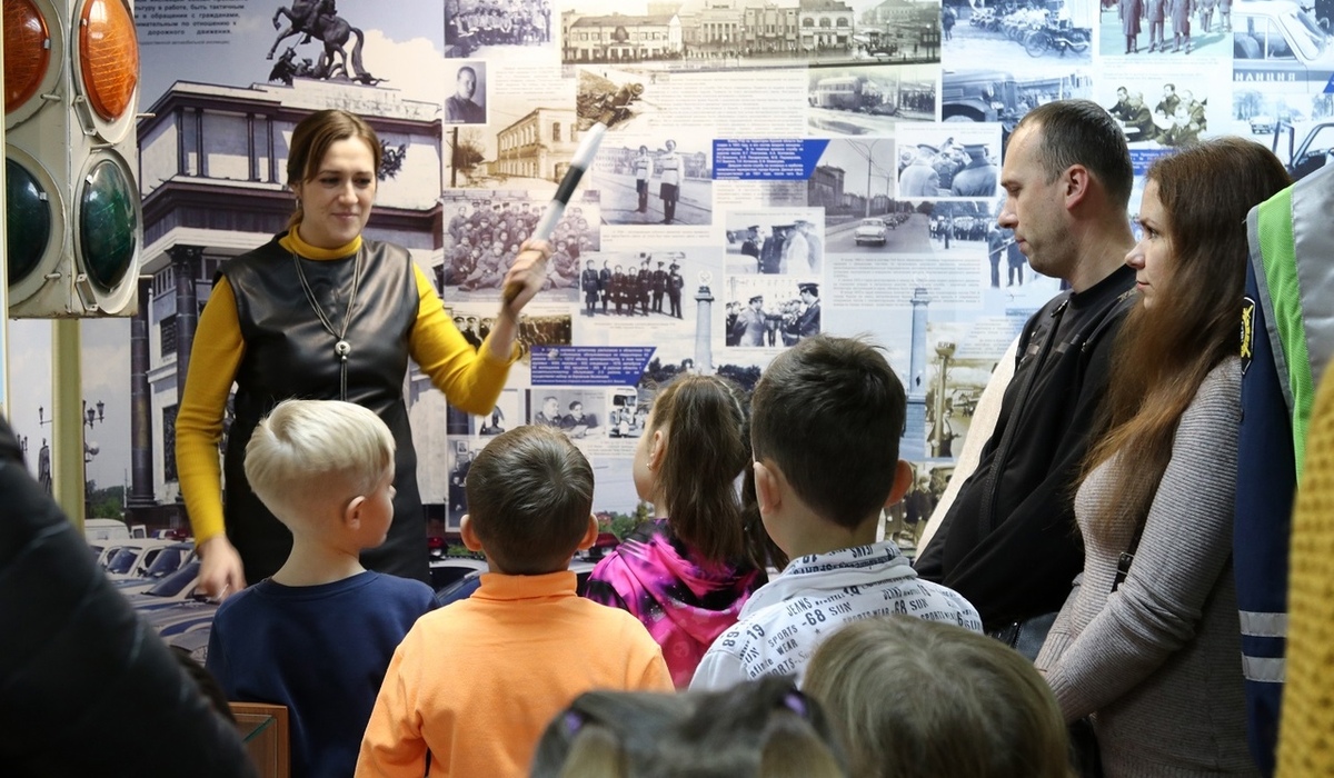 В курском Музее полиции провели экскурсию для детей из ЛДНР