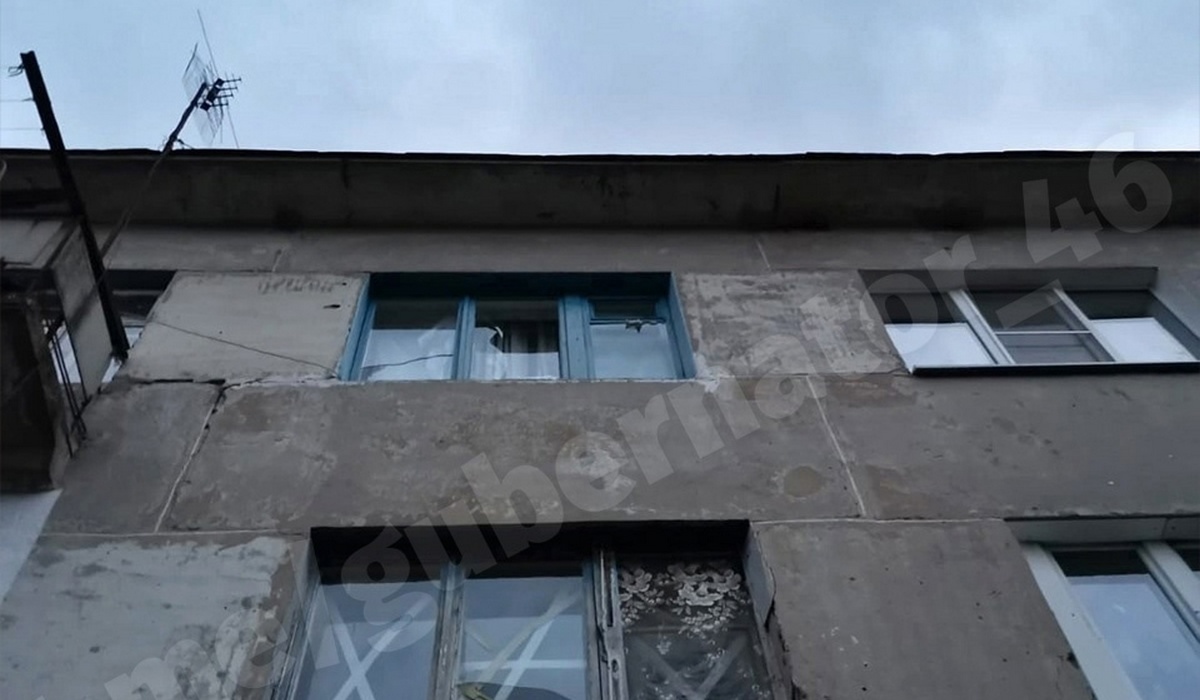 В Курской области в результате обстрелов поврежден трехэтажный дом