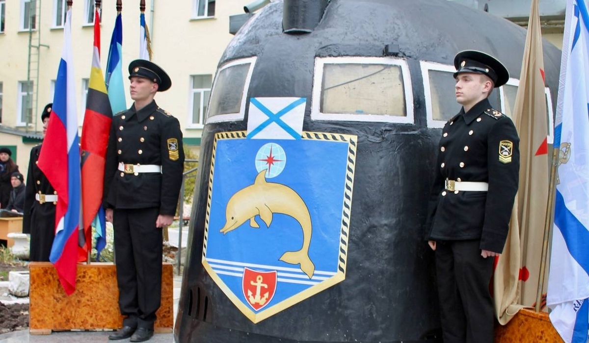 В Курской школе № 18 открыли Аллею памяти моряков-подводников