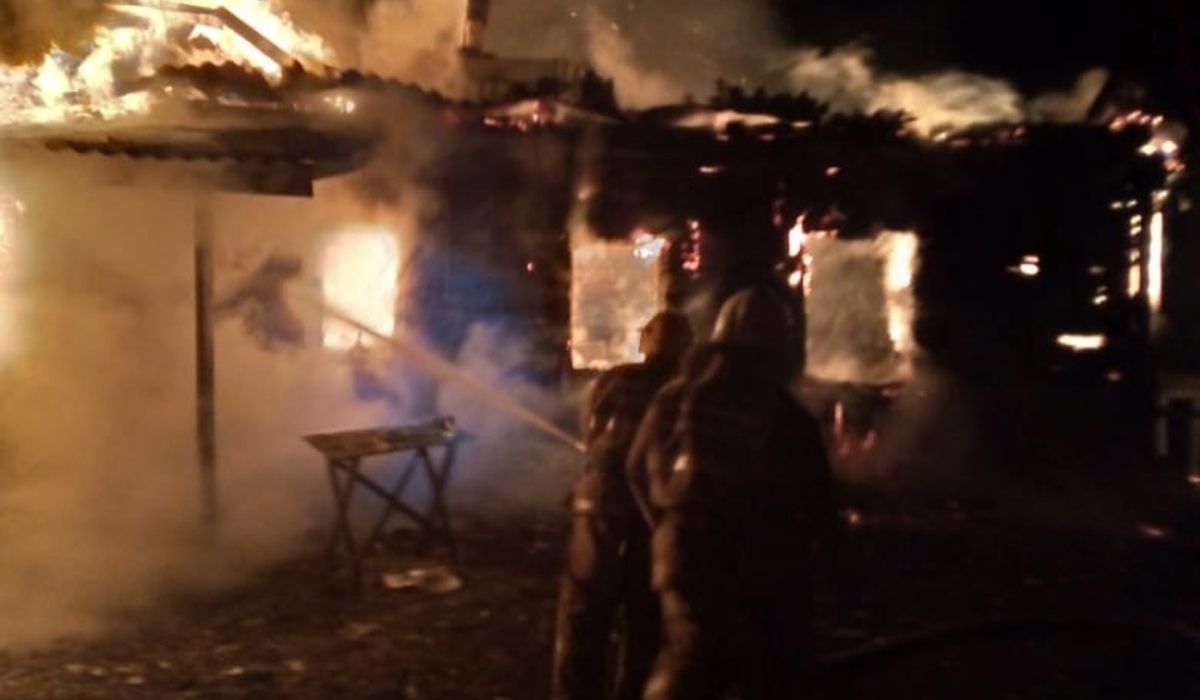 В Курской области 16 человек тушили пожар в жилом доме