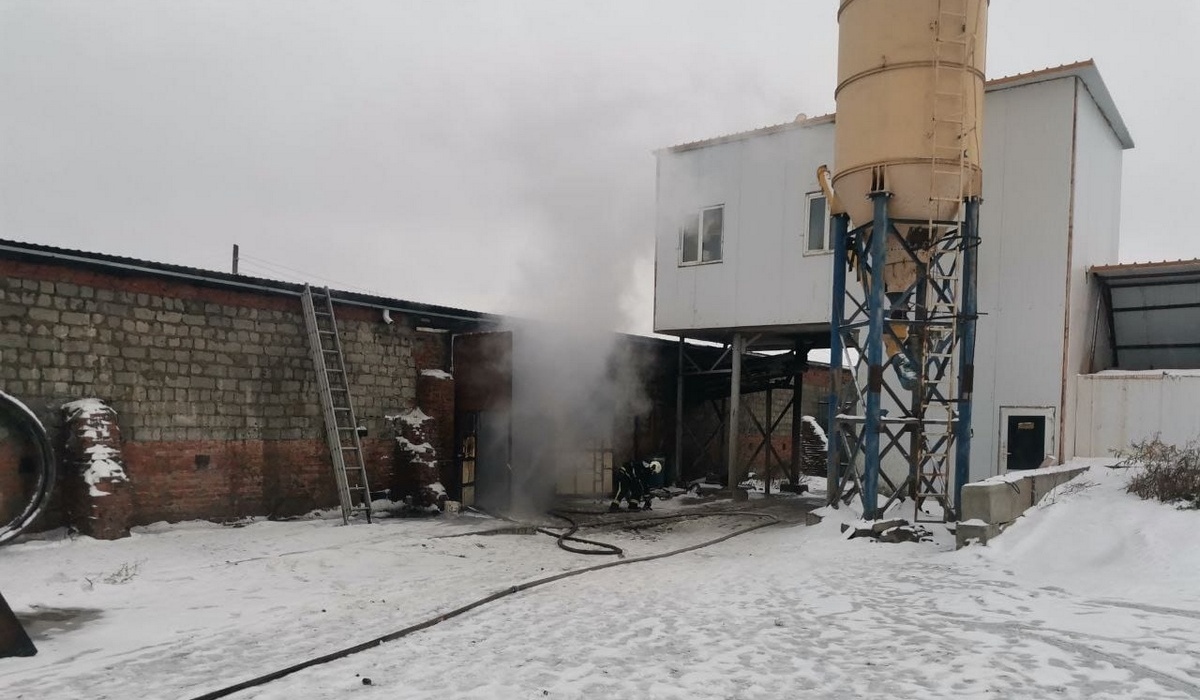 Под Курском 19 человек тушили пожар в деревне Дроняево