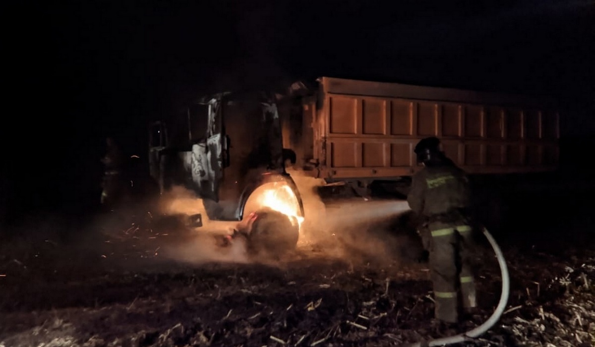 Под Курском спасатели потушили загоревшийся «КамАЗ»