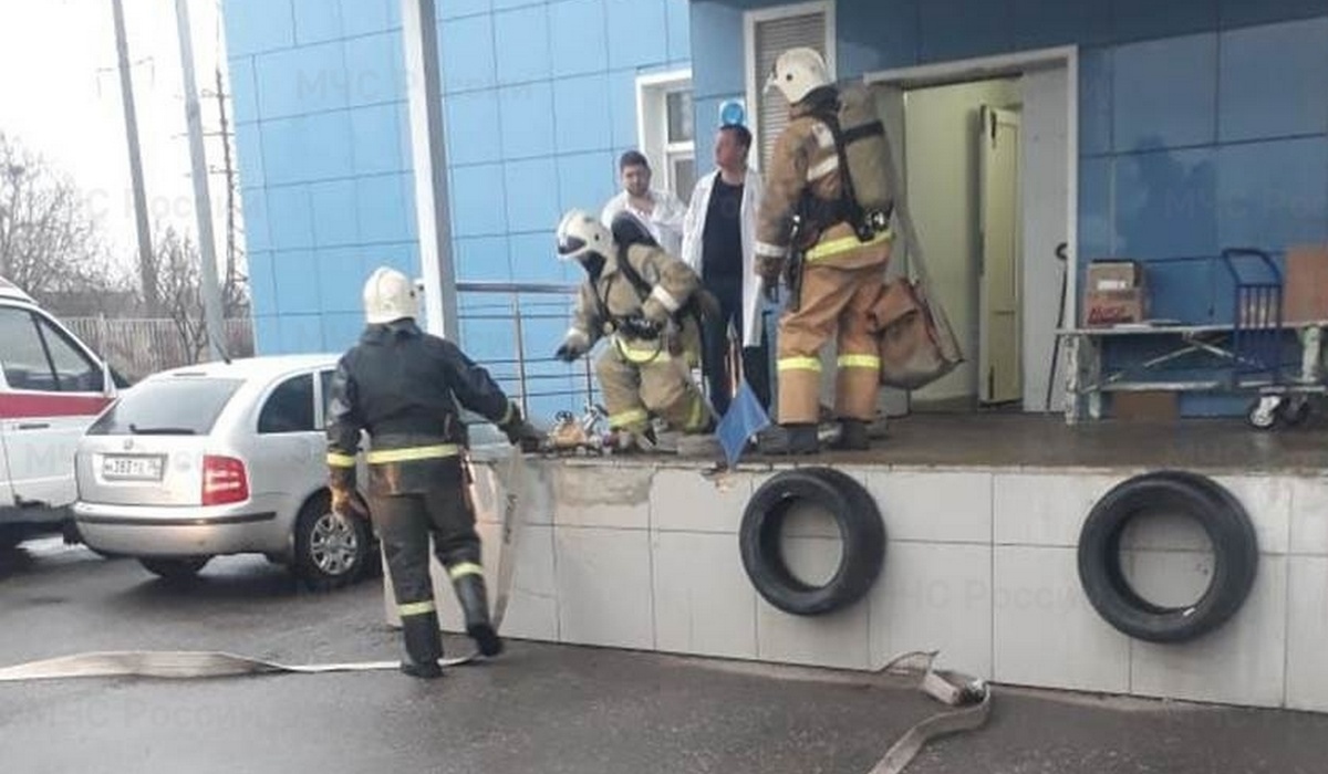 В Курске огнеборцы тушили условный пожар в перинатальном центре