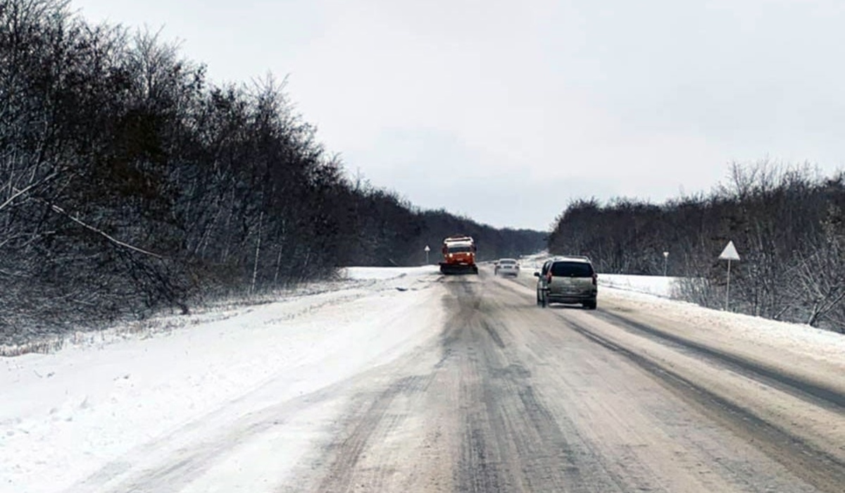 В Курской области 400 специалистов устраняют последствия сильного снегопада