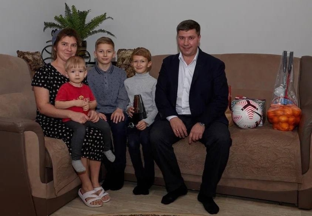 Заместитель главы Курска Николай Цыбин поздравил многодетную семью с Новым годом