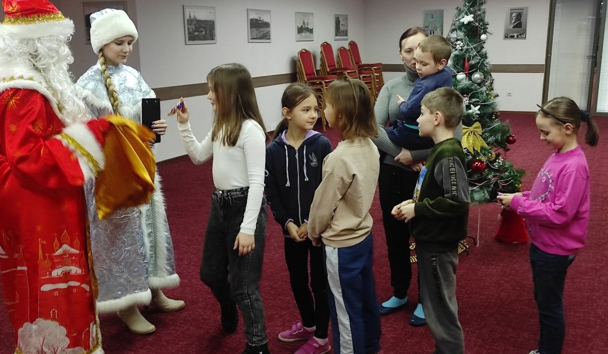 Курские библиотекари провели новогодний мастер-класс для детей из Донбасса
