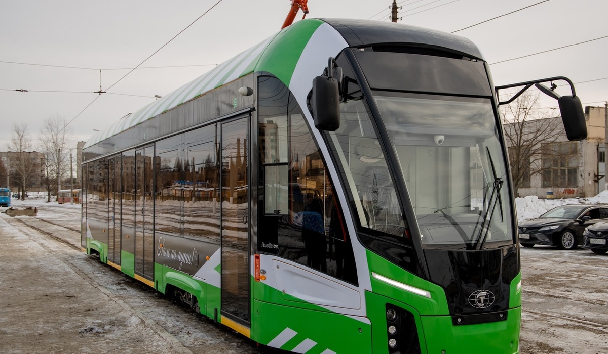 В Курск привезли первый новый трамвай