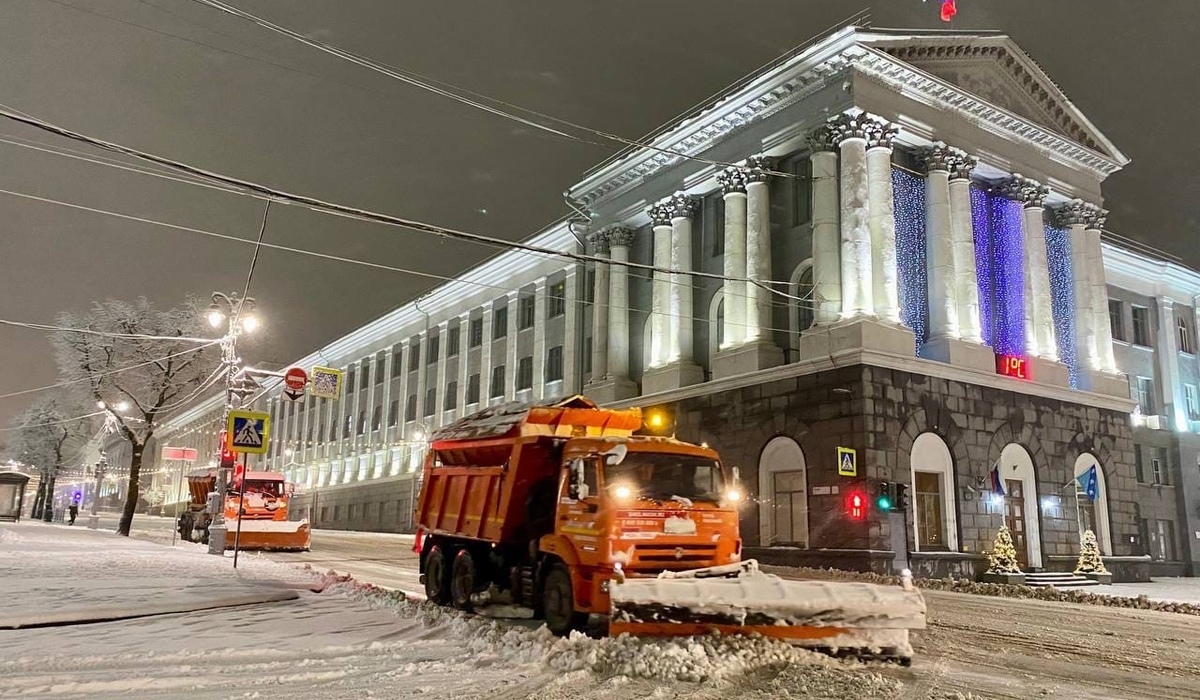 В Курске расчищают снег 54 единицы специализированной техники