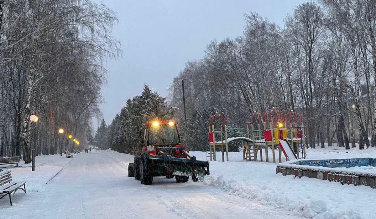 В Курске дороги и тротуары от снега очищали 64 единицы техники