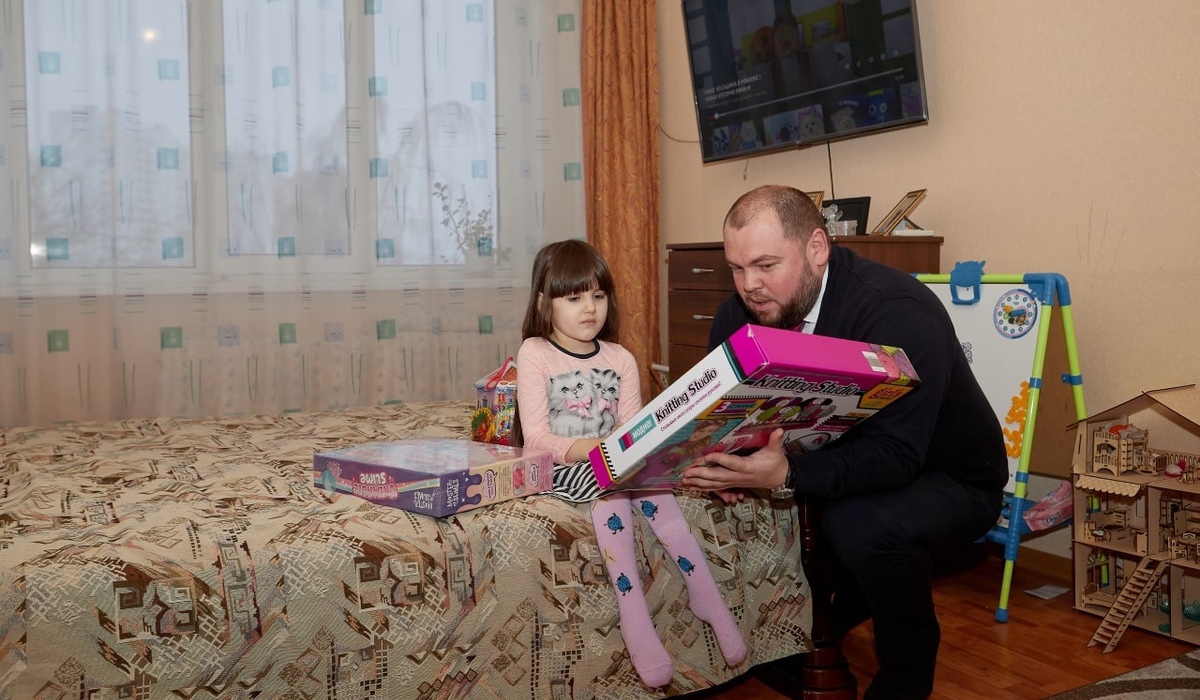 Заместитель главы администрации Курска подарил подарок 6-летней Анастасии Тишиной