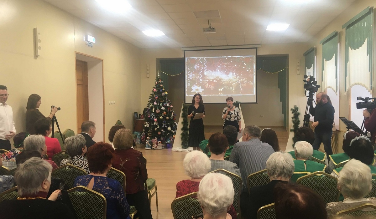 Участники проекта «Курское долголетие» представили новогоднюю программу с концертом и выпечкой