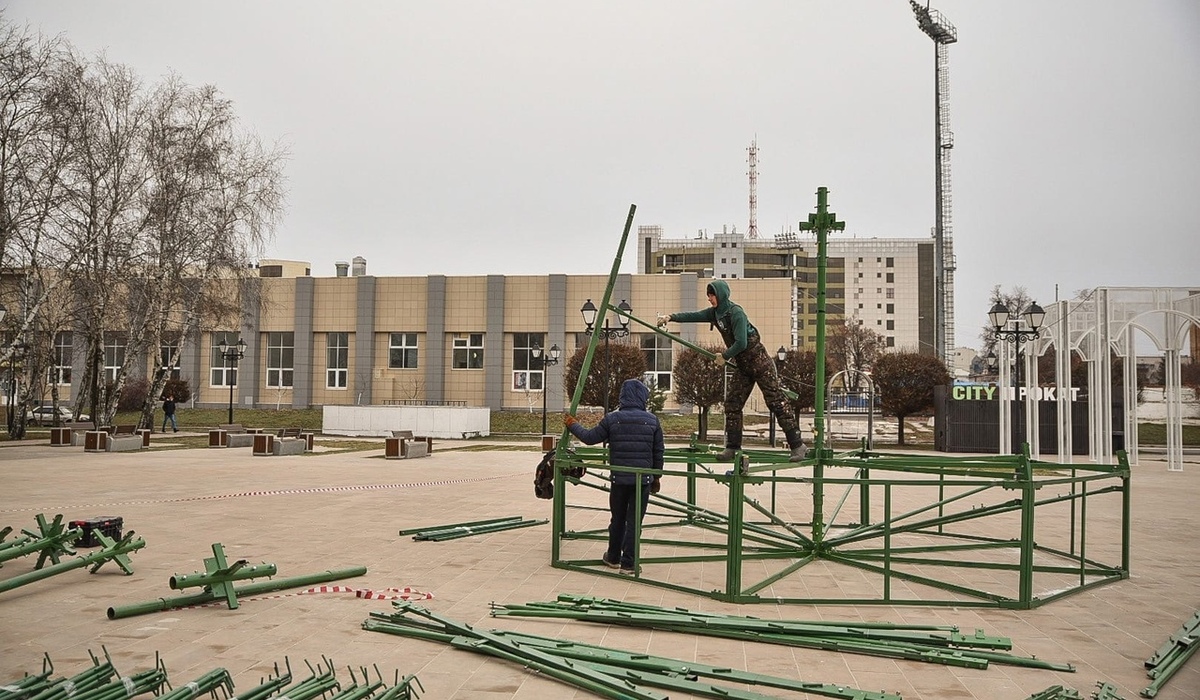 На Театральной площади Курска начали монтировать 17-метровую ель