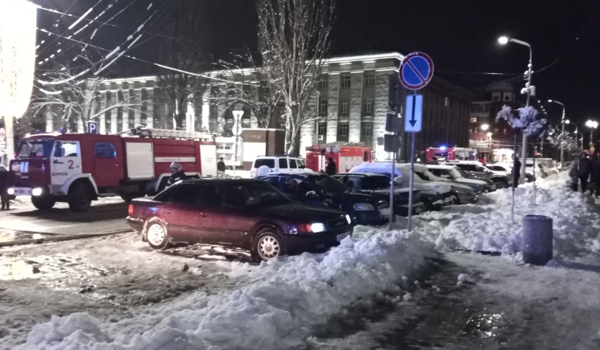 В Курске 89 человек тушили возгорание в здании гостиницы 