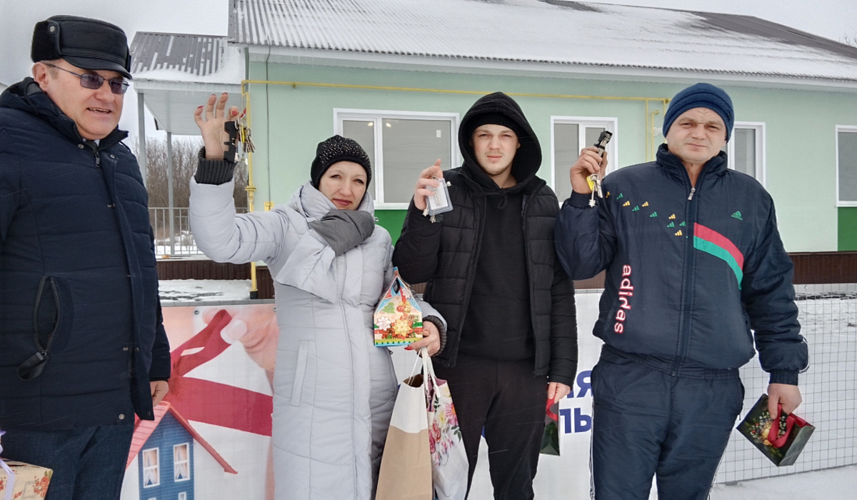 5 сиротам из Пристенского района вручили ключи от новых квартир