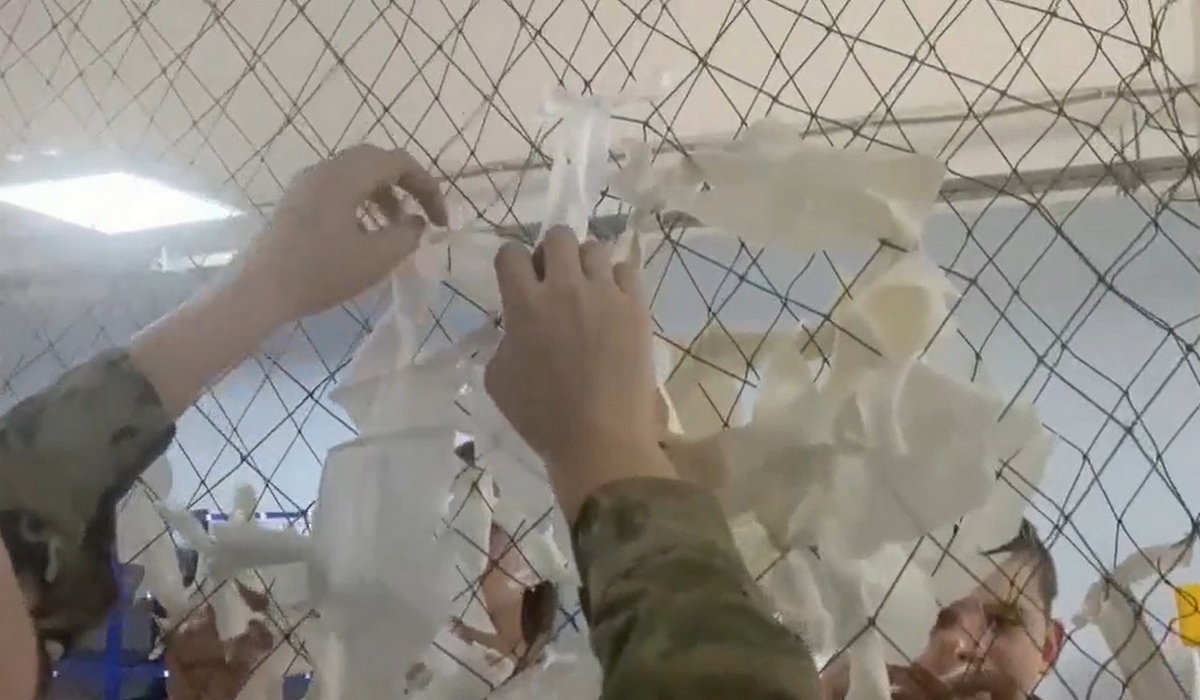 Курские школьники плетут маскировочные сети для военнослужащих