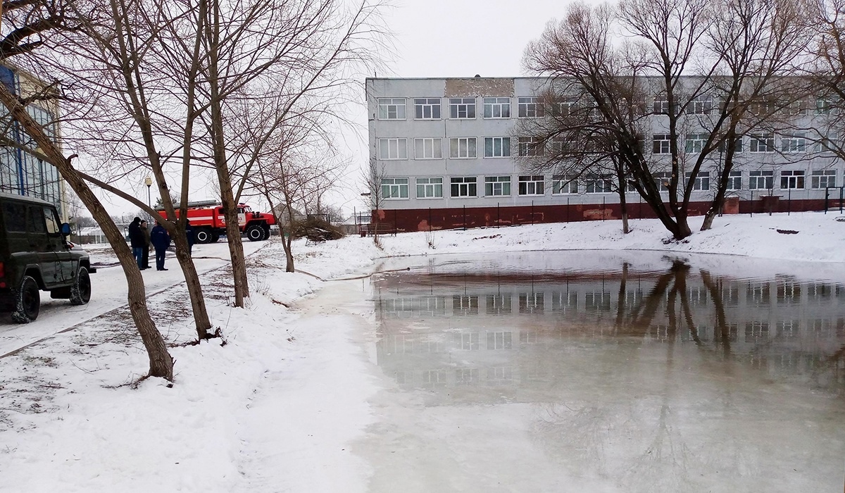 В Курской области пожарные во время оттепели залили каток для школьников