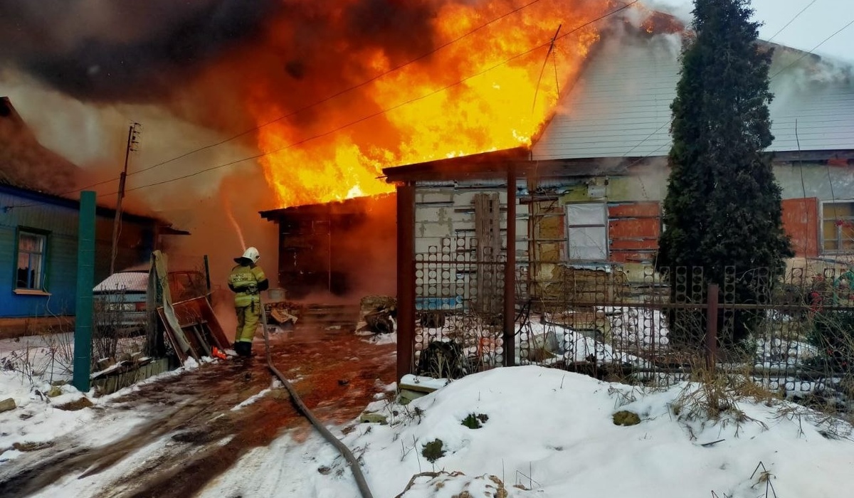 В Курской области 20 человек сегодня тушили возгорание в дачном доме