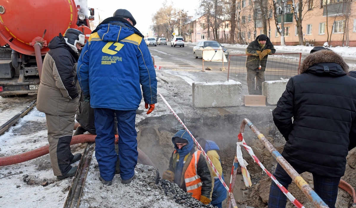 В Курске специалисты приступили к ремонту теплосети на улице Дейнеки