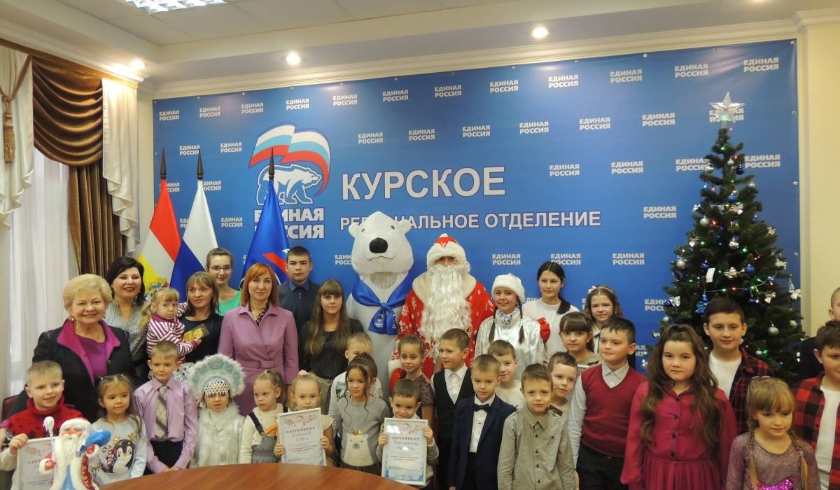 В Региональном исполнительном комитете партии «Единая Россия» поздравили победителей новогоднего конкурса «Дед Мороз – единоросс»