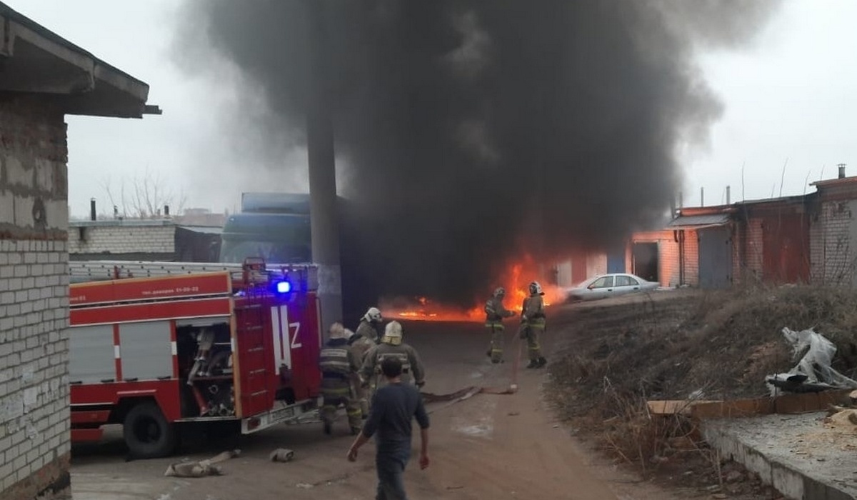В Курске на Еремина в пожаре пострадали два автомобиля