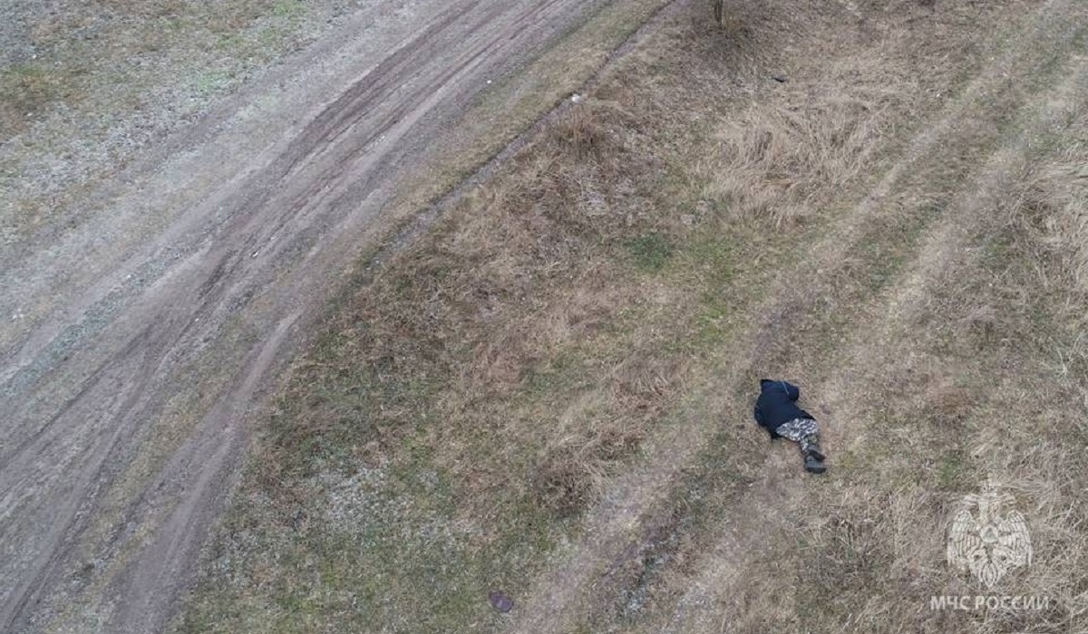 Беспилотник курских спасателей обнаружил заснувшего в поле мужчину
