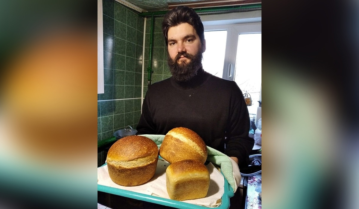 Житель Курской области печет хлеб для военнослужащих