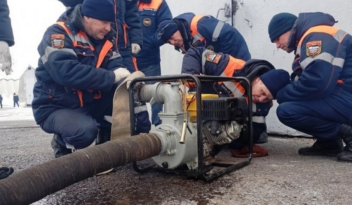 В Курской области готовят мотопомпы для откачки воды