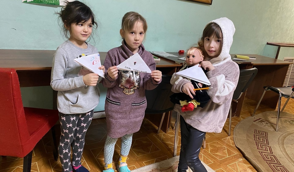 В Курске детей-беженцев из ДНР и ЛНР учили делать письма-треугольники