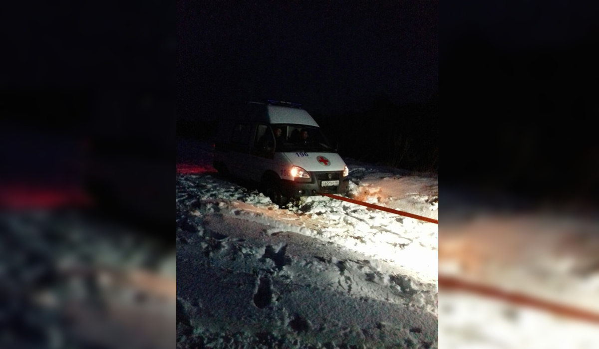 Ночью 14 февраля куряне помогли вытащить скорую помощь, застрявшую в снегу