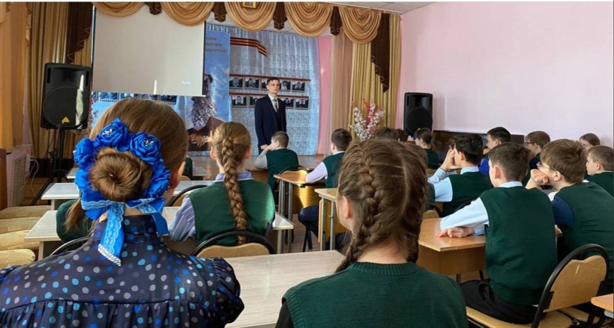 Курские единороссы продолжают показывать школьникам региона фильмы о советских героях
