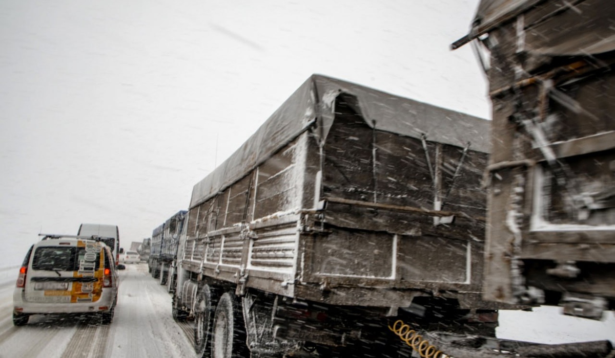 На федеральных трассах в Курской области последствия снегопада устраняют около 50 спецмашин