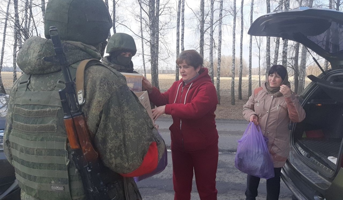 Сотрудники центра соцобслуживания помогают военным на границе в Курской области
