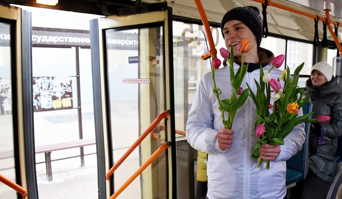 В Курске волонтёры раздали женщинам 1000 тюльпанов