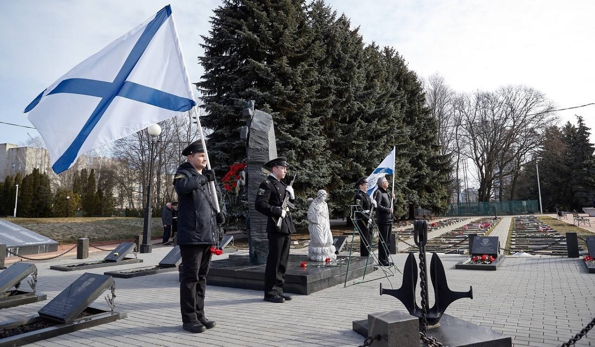 В Курске 19 марта почтили память моряков-подводников