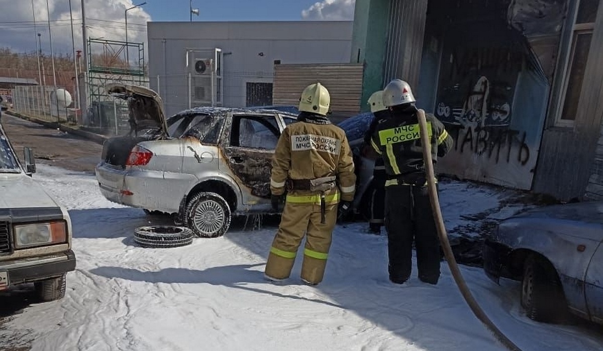 В Курске горел автомобиль «Лифан» на улице Добролюбова