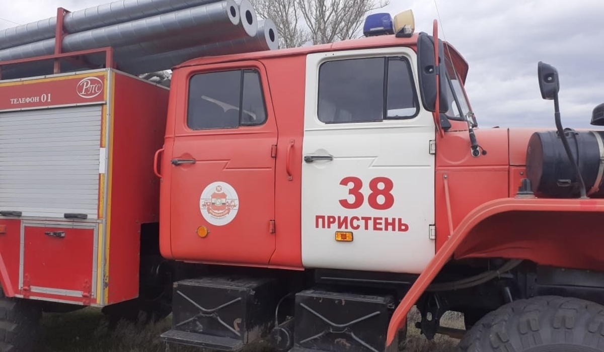 В Курской области 16 человек тушили горящий трактор
