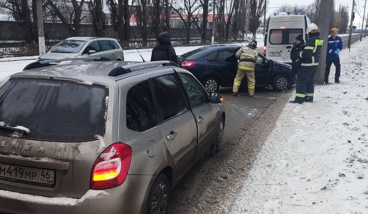 В Курске после аварии спасатели деблокировали из машины человека