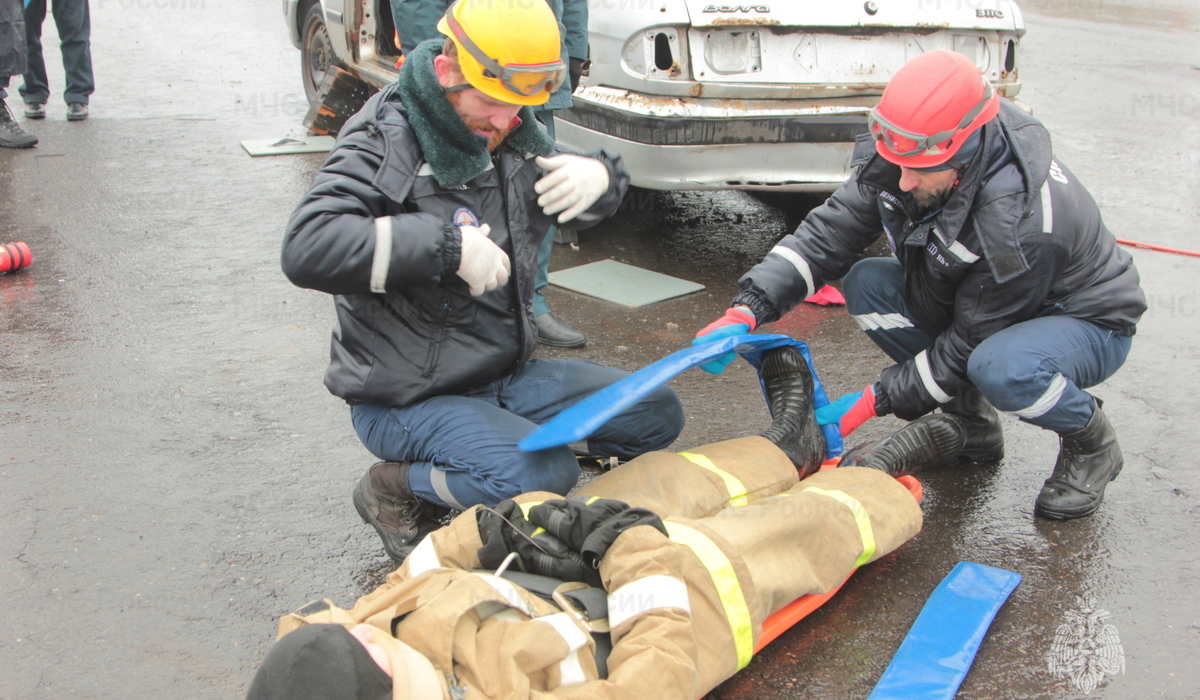36 курских спасателей соревновались в ликвидации последствий аварий на дорогах
