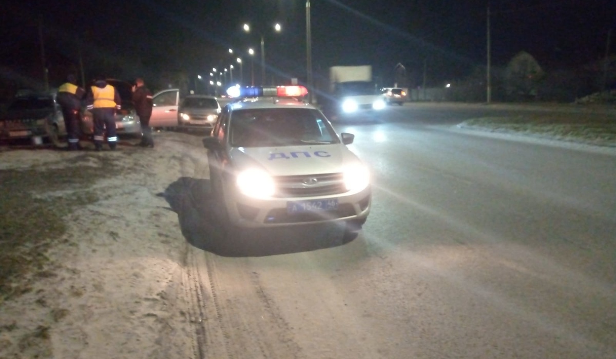 В Курской области вечером 19 марта 9 человек тушили горящий автомобиль