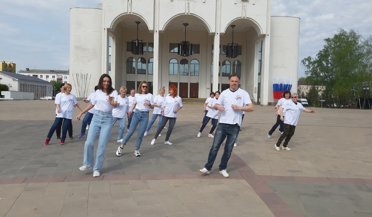 На Театральной площади прошел флешмоб участников проекта «Курское долголетие»