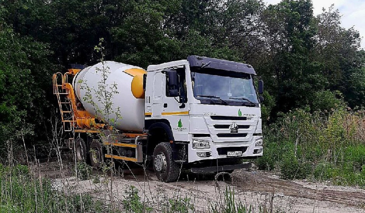 В Курском районе грузовик вылил остатки бетона в лесополосу