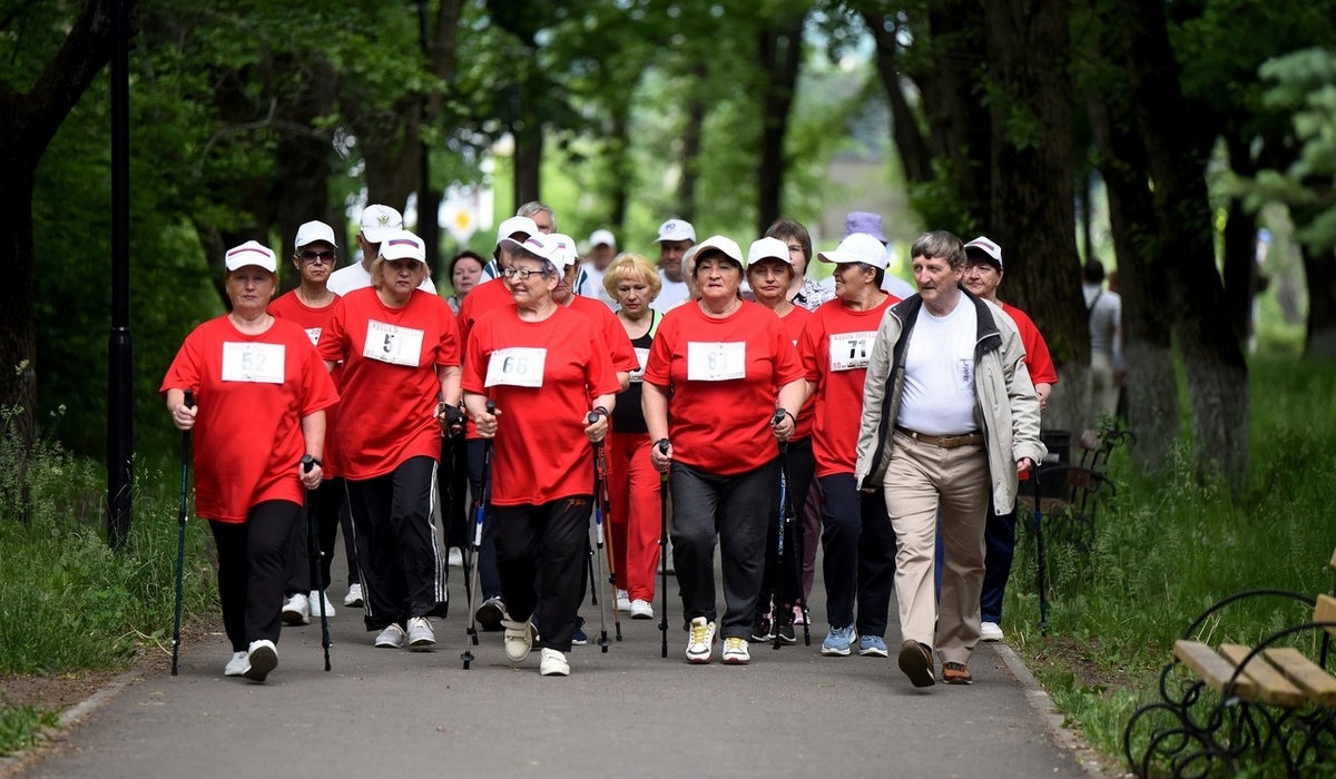 В Курске проходят соревнования по скандинавской ходьбе среди ветеранов