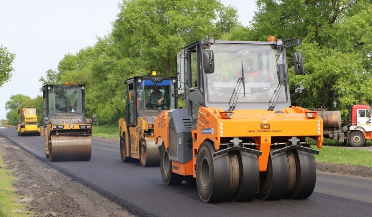 В Рыльском районе Курской области ремонтируют 8 километров дороги