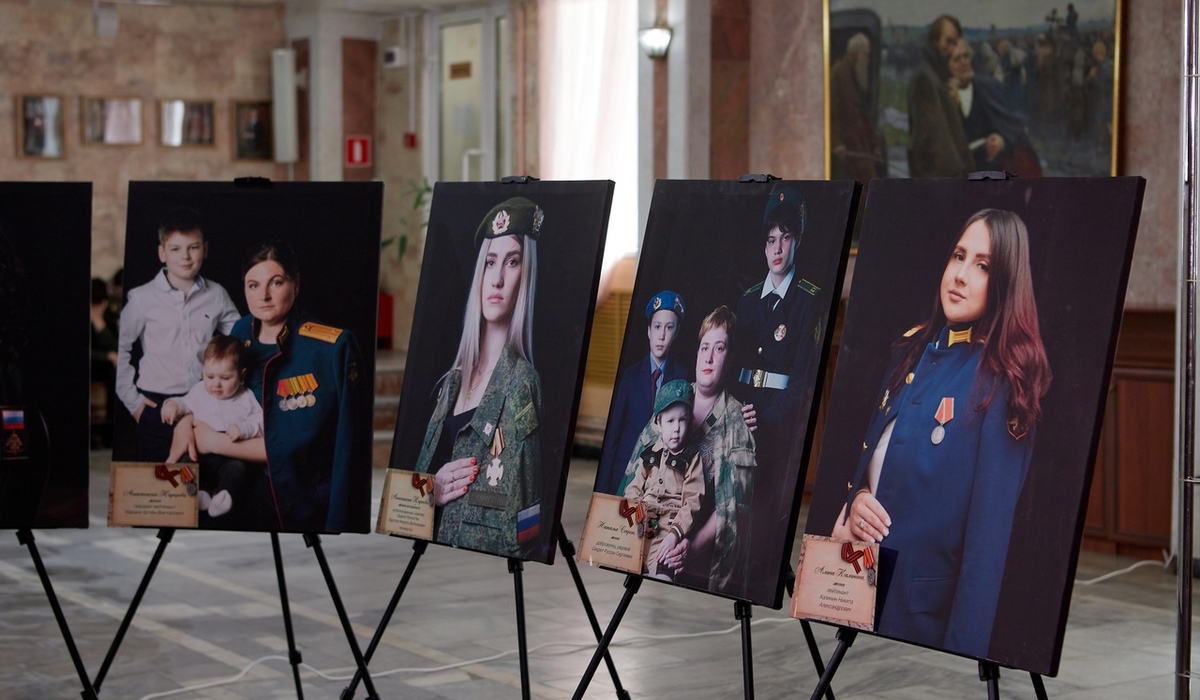 В Курске открылась выставка фотопроекта «Жёны героев»