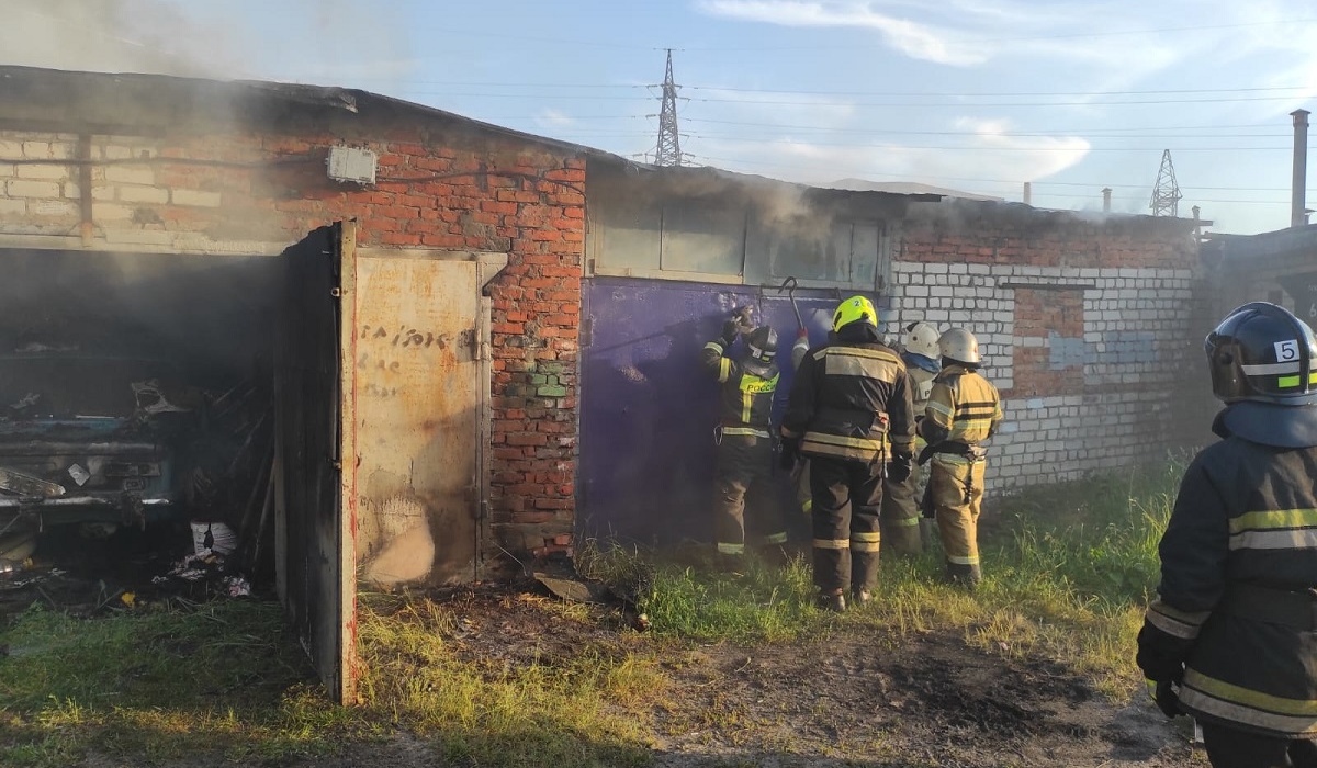 В Курске горел гараж на улице Республиканская