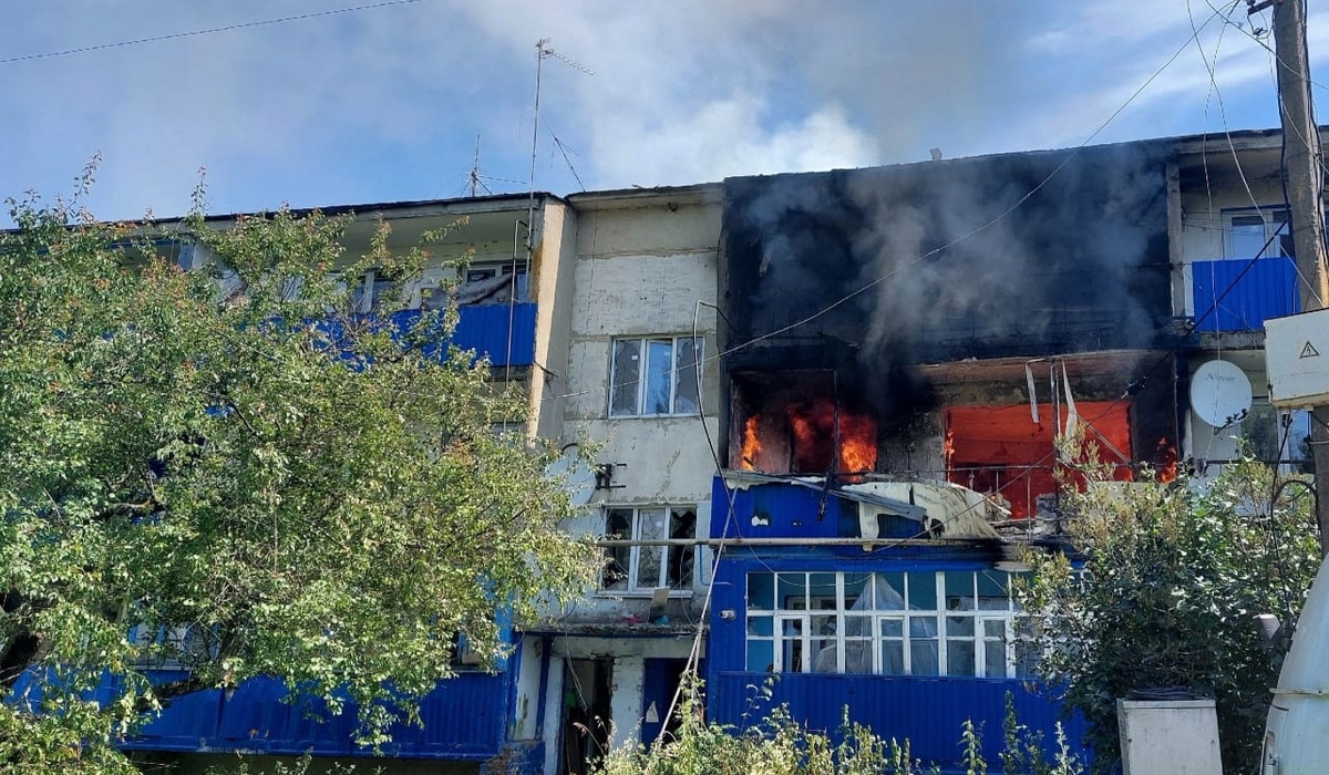 В Курской области из-за обстрела ВСУ произошел пожар в многоквартирном доме