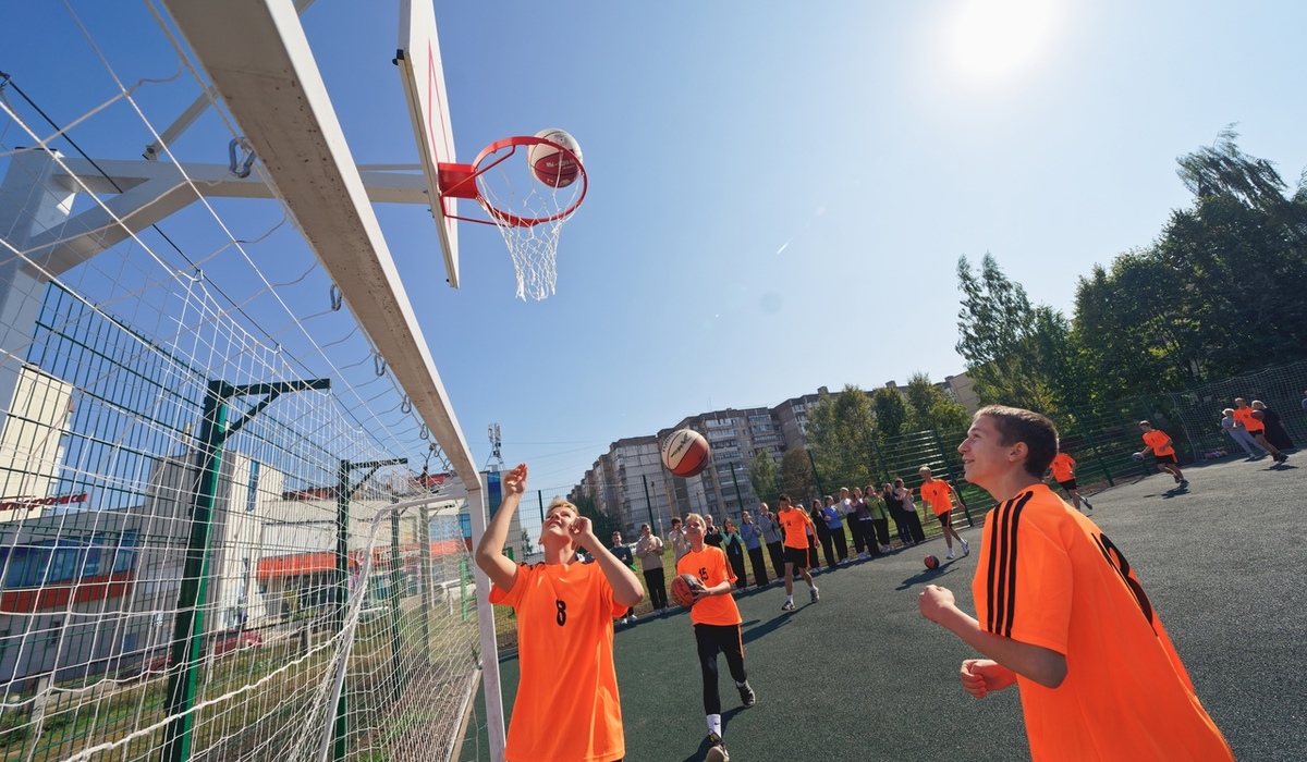 Металлоинвест установил спортивные площадки в Железногорске